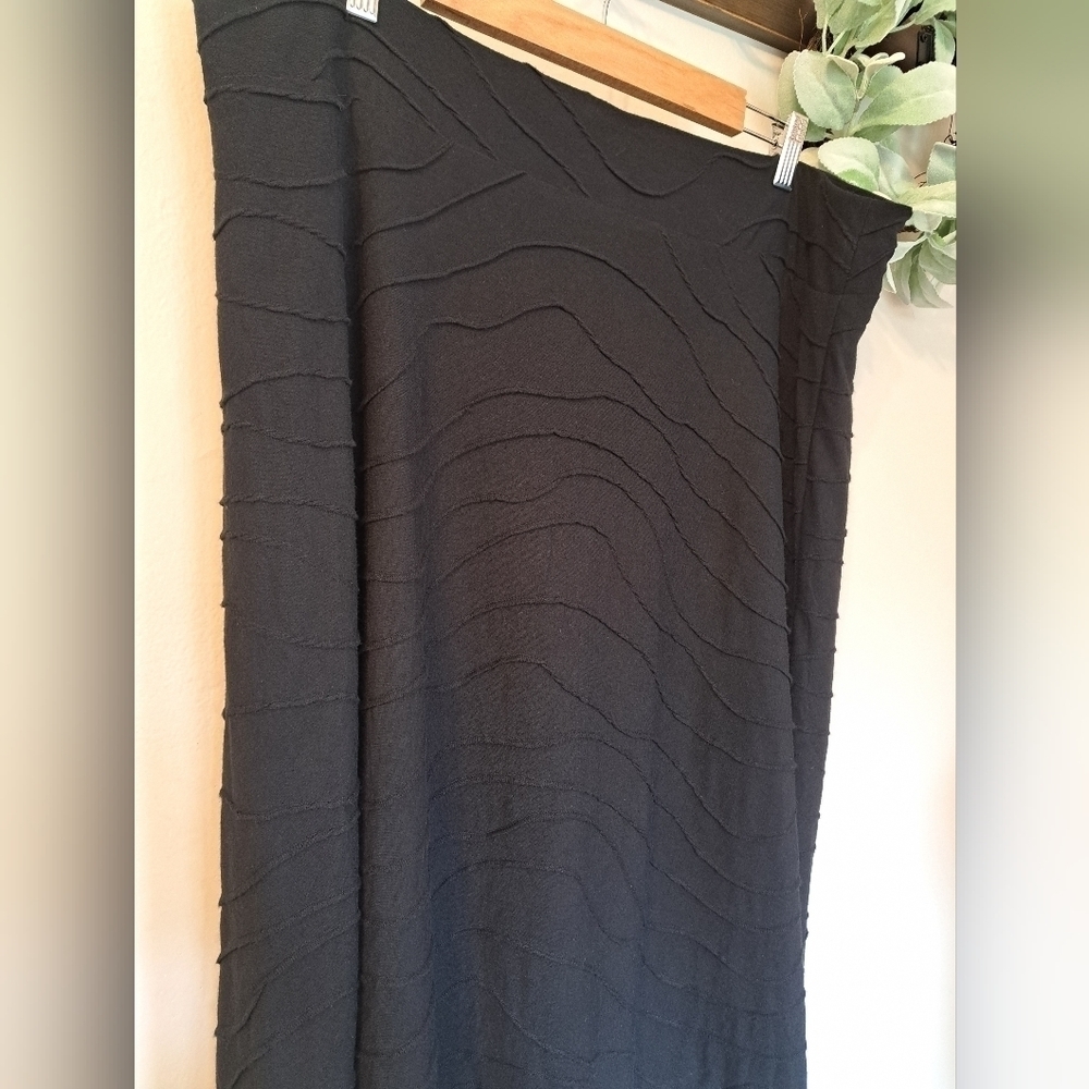 Women's Textured Knee Length Black Skirt Women's Plus Size XL - Picture 2 of 7